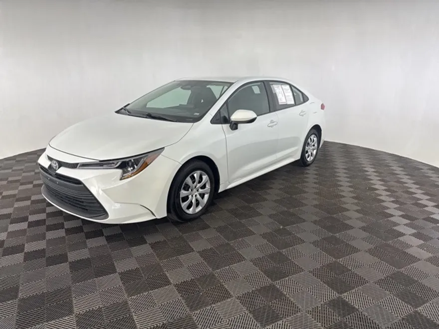 2025 Toyota Corolla LE photo 1