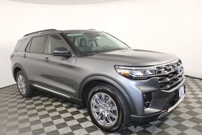 2025 Ford Explorer photo 1