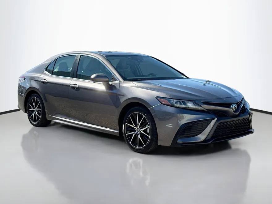 2022 Toyota Camry SE photo 1