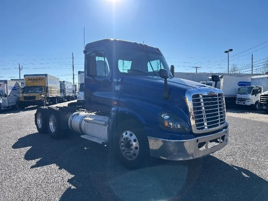 2019 Freightliner Cascadia 125" Sleeper Cab photo 1