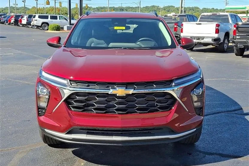 2025 Chevrolet Trax LT photo 1