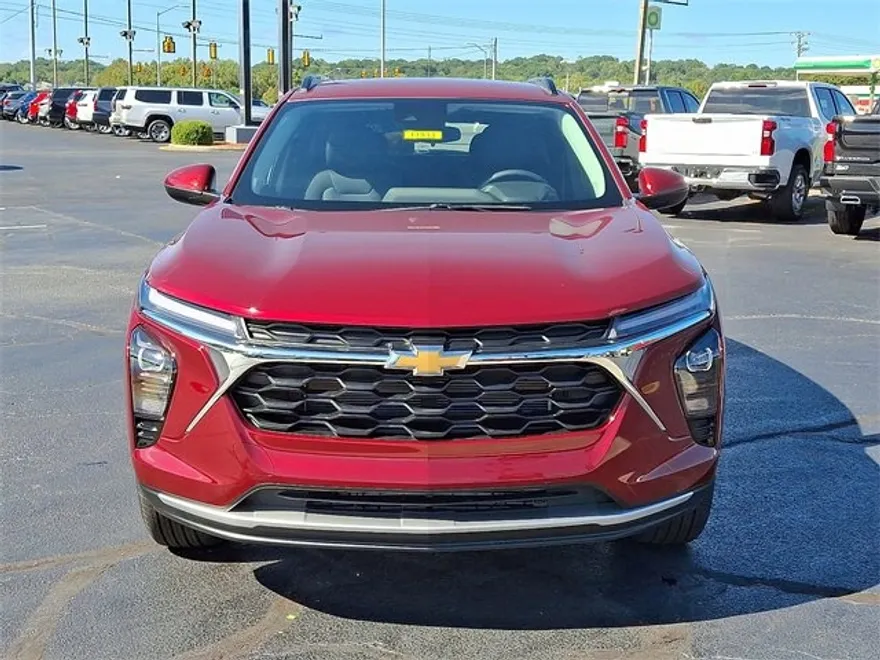 2025 Chevrolet Trax LT photo 1
