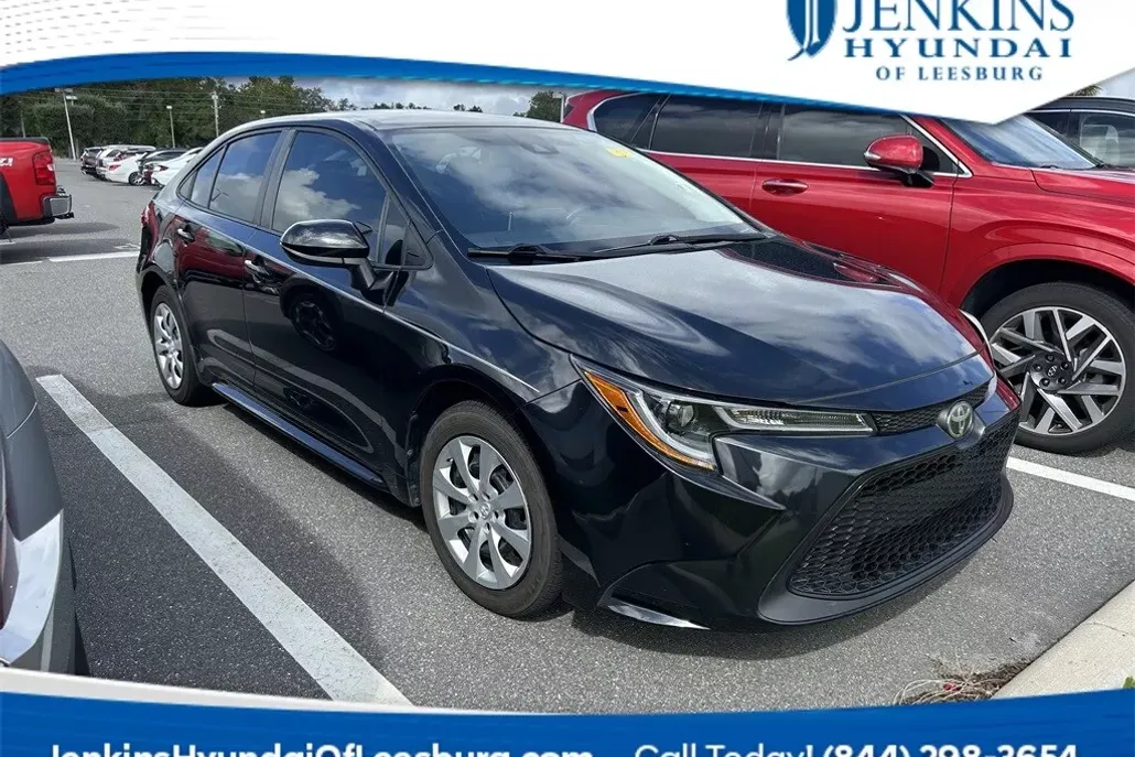 2020 Toyota Corolla LE photo 1