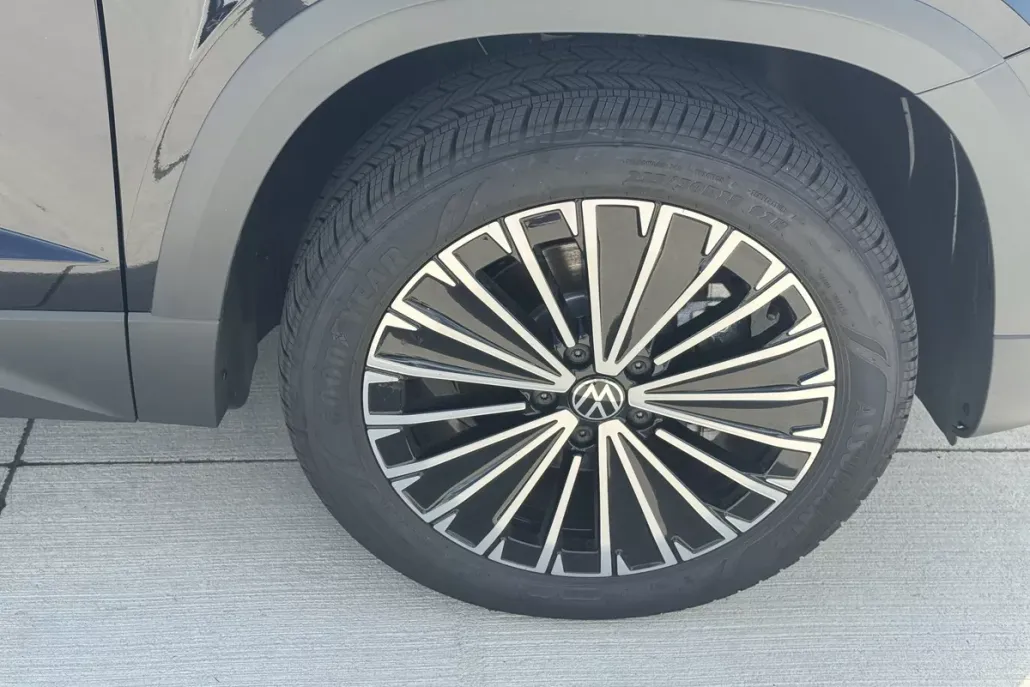 2025 Volkswagen Taos SE photo 1