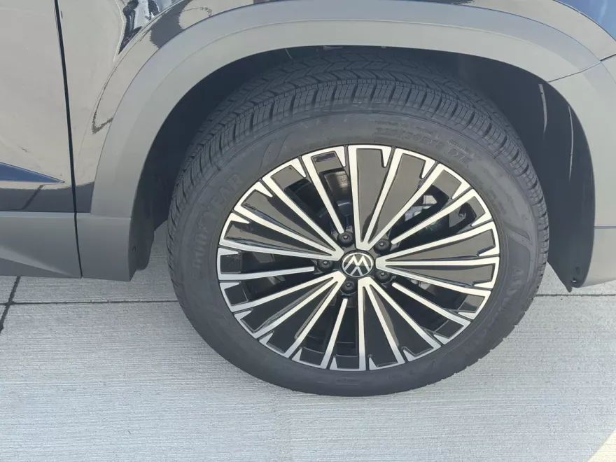 2025 Volkswagen Taos SE photo 1