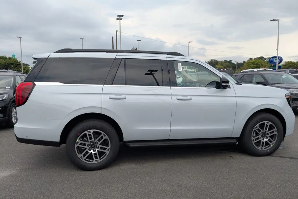 2025 Ford Expedition photo 1