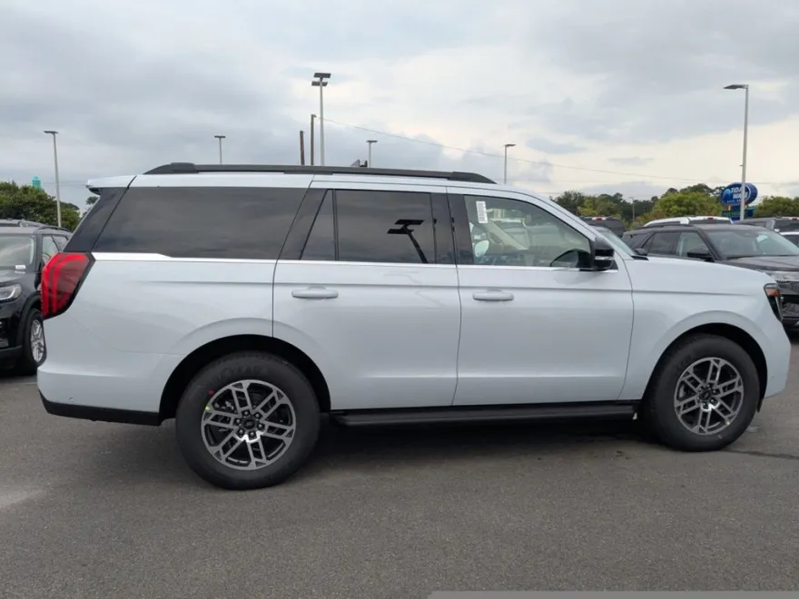 2025 Ford Expedition photo 1