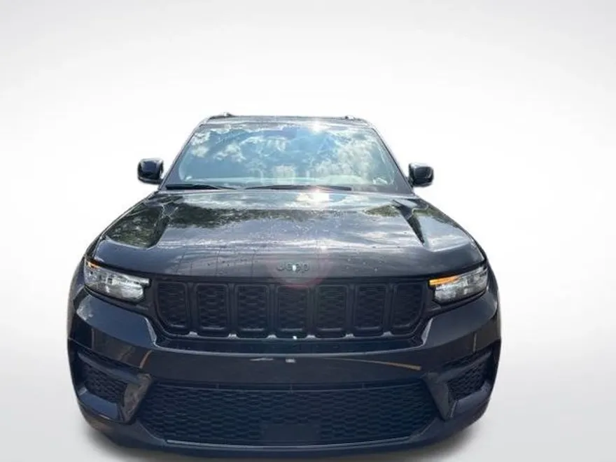 2022 Jeep Grand Cherokee Laredo Altitude photo 1