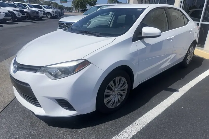 2016 Toyota Corolla LE photo 1