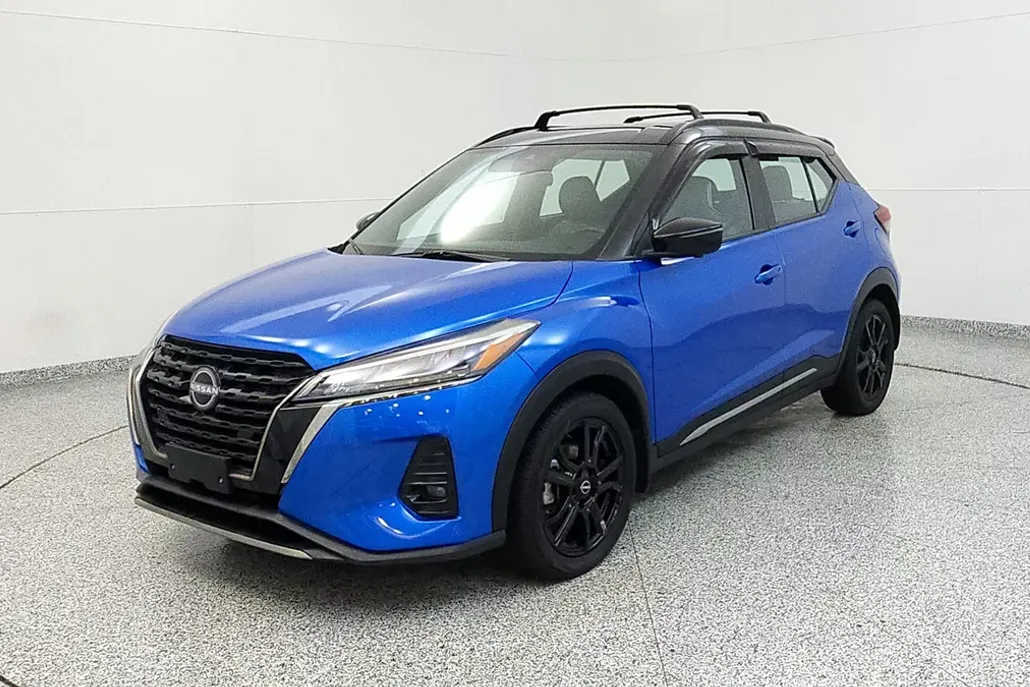 2023 Nissan Kicks SR photo 1