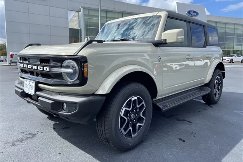 2025 Ford Bronco Outer Banks photo 1