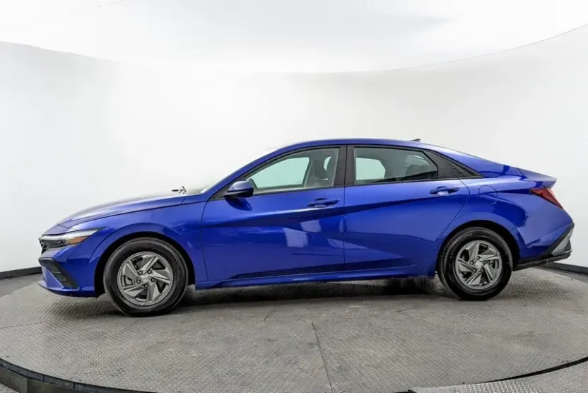 2025 Hyundai Elantra SE photo 1