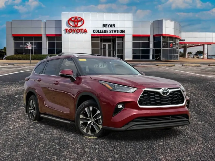 2024 Toyota Highlander XLE photo 1