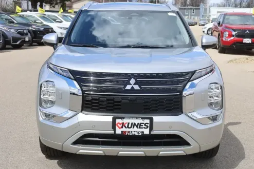 2025 Mitsubishi Outlander PHEV SE photo 3