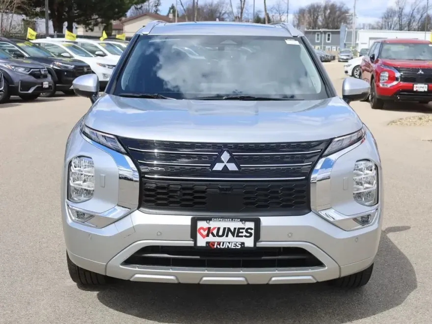 2025 Mitsubishi Outlander PHEV SE photo 3