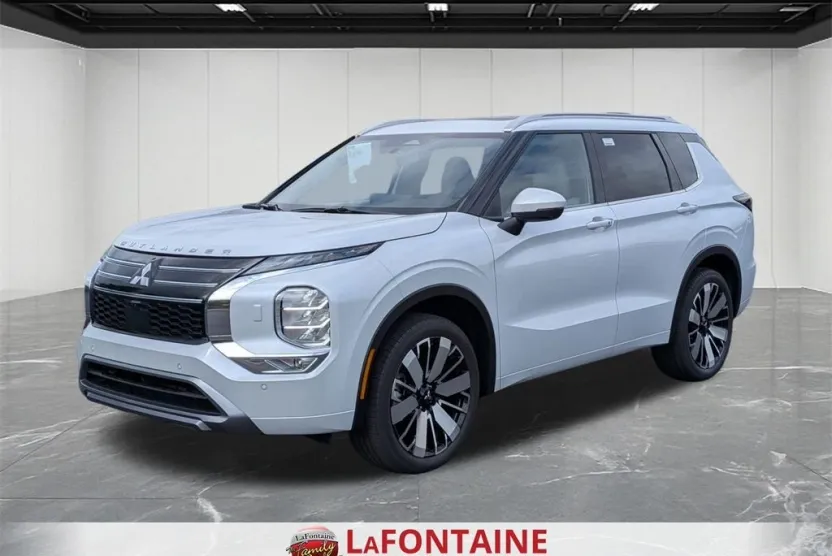2025 Mitsubishi Outlander SEL photo 1