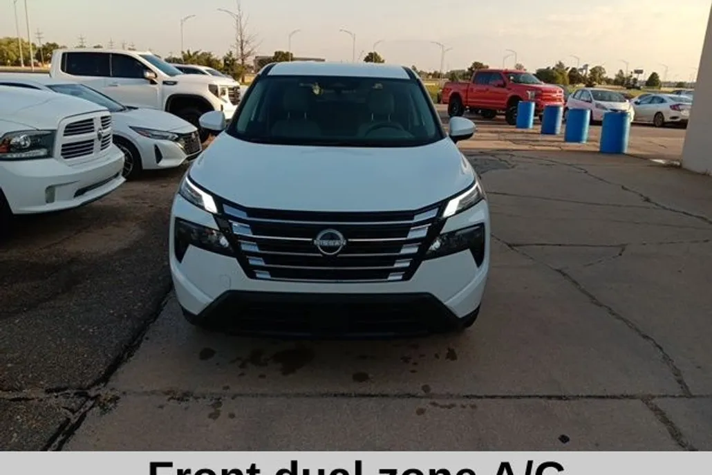 2025 Nissan Rogue SV photo 1