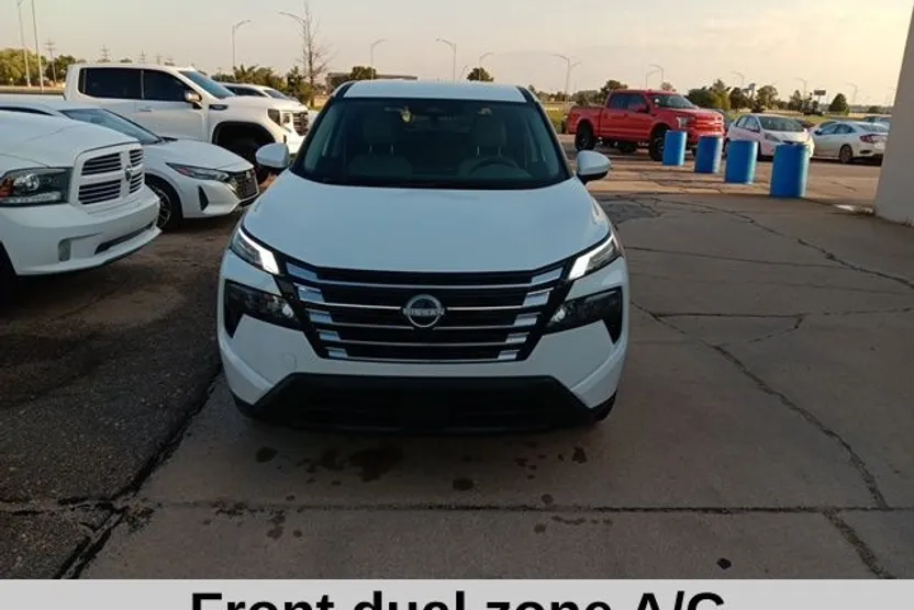 2025 Nissan Rogue SV photo 1