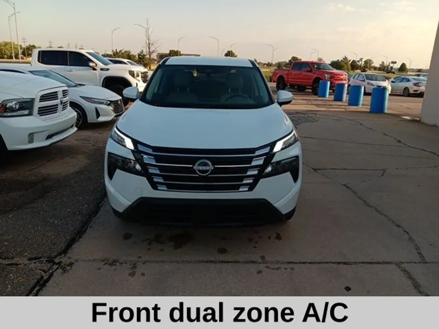 2025 Nissan Rogue SV photo 1
