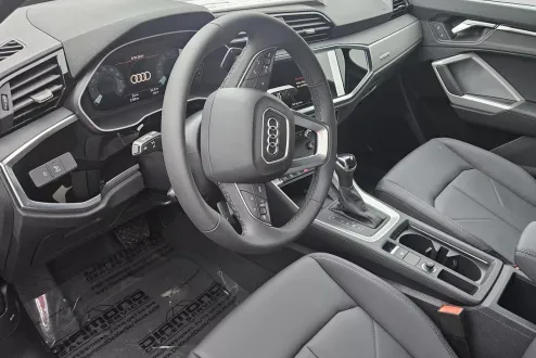 2024 Audi Q3 45 TFSI S line Premium photo 3