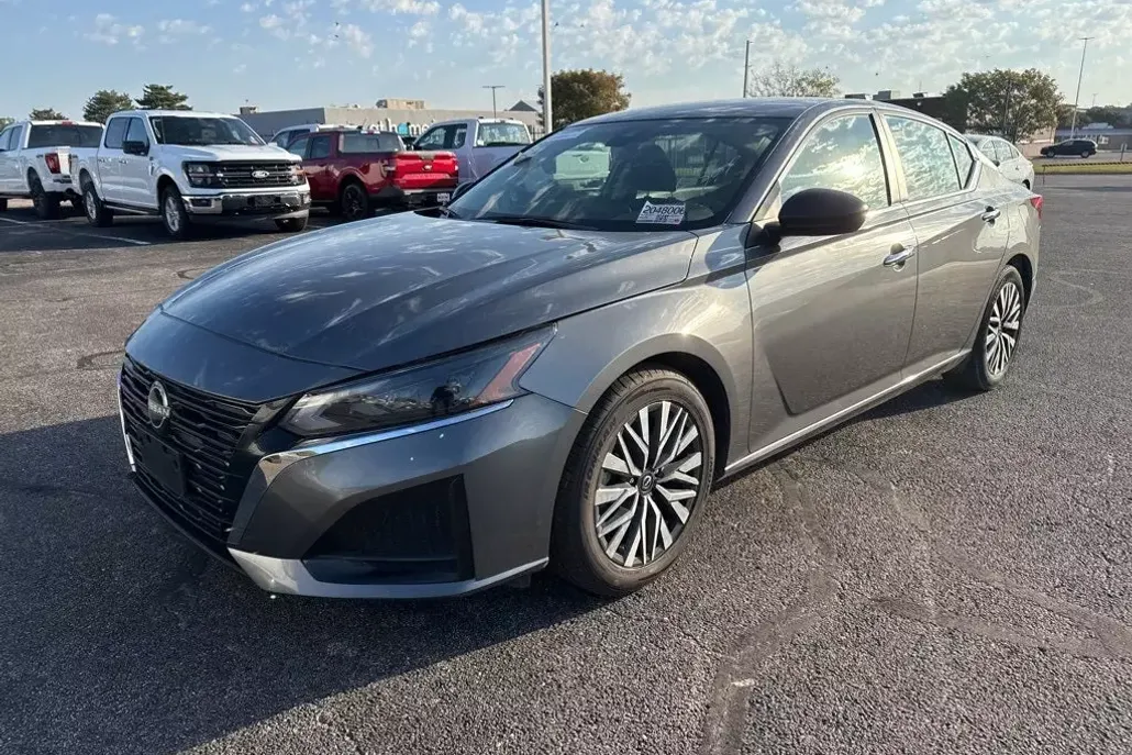 2024 Nissan Altima 2.5 SV photo 1