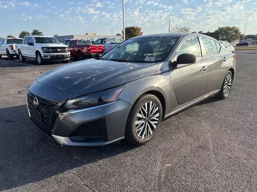 2024 Nissan Altima 2.5 SV photo 1