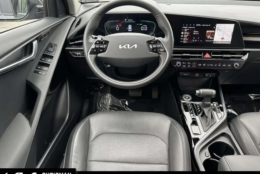2023 Kia Niro SX photo 1