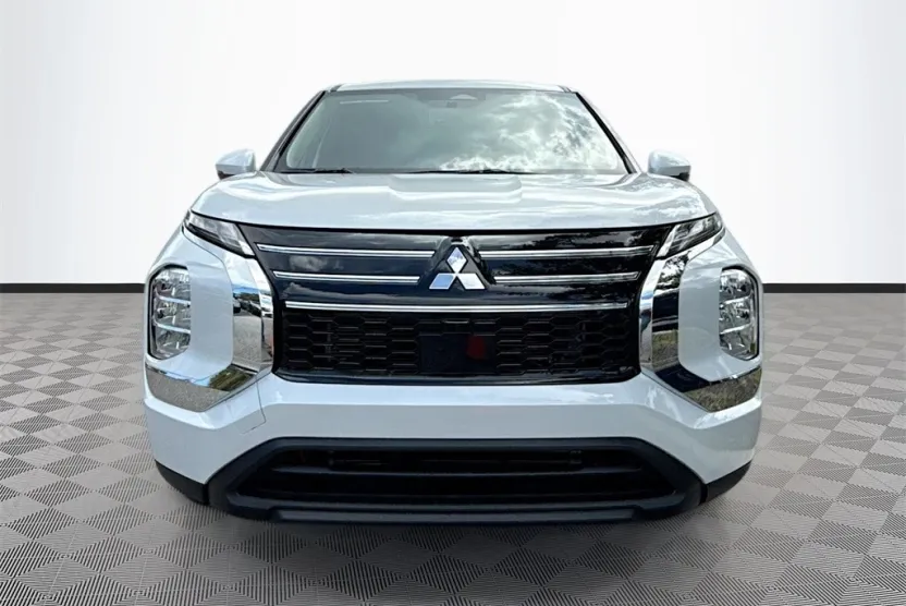 2025 Mitsubishi Outlander ES photo 1