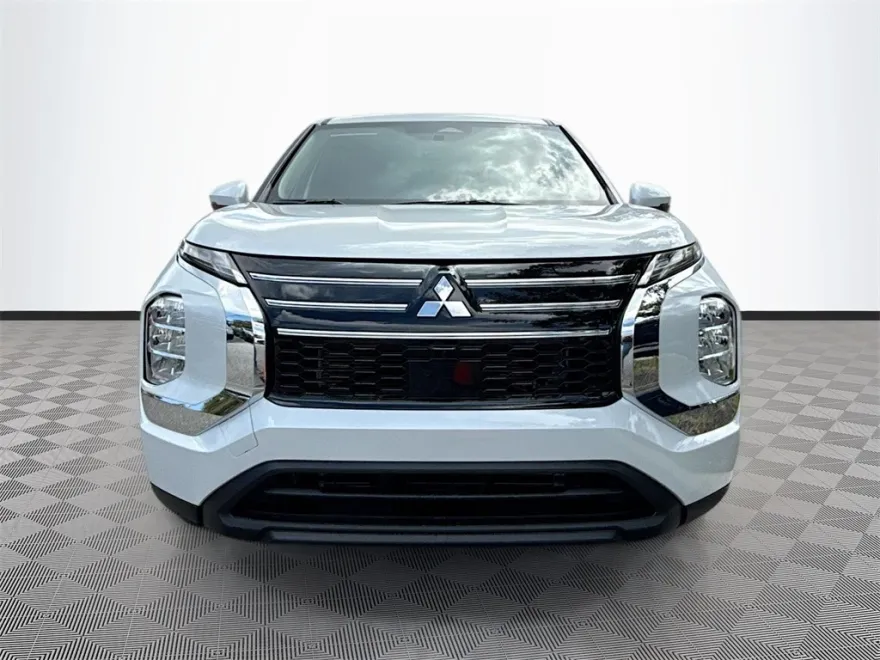 2025 Mitsubishi Outlander ES photo 1