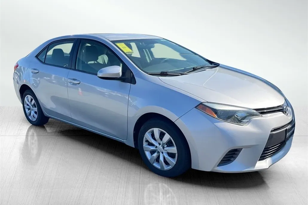 2015 Toyota Corolla LE photo 1