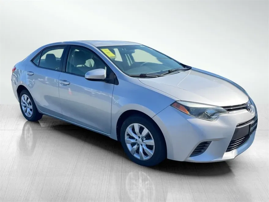 2015 Toyota Corolla LE photo 1