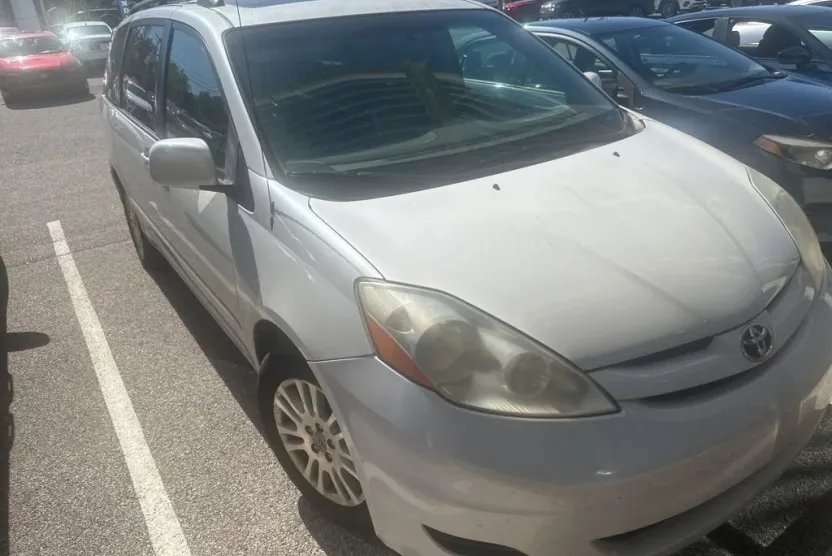 2008 Toyota Sienna XLE photo 1