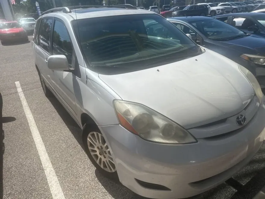 2008 Toyota Sienna XLE photo 1