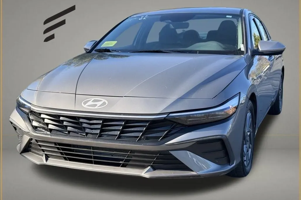 2024 Hyundai Elantra SEL photo 1