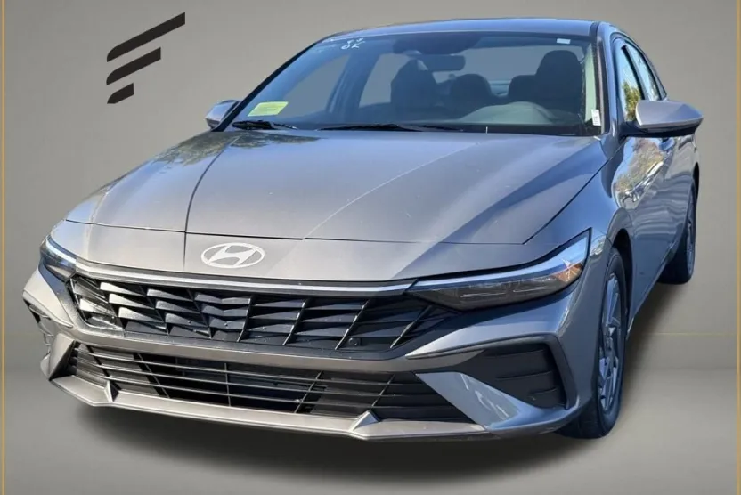 2024 Hyundai Elantra SEL photo 1