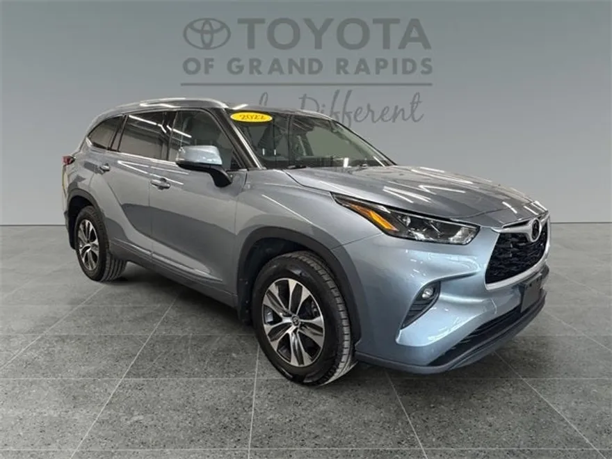 2022 Toyota Highlander XLE photo 1