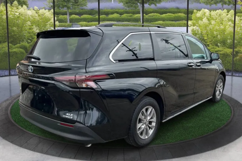 2023 Toyota Sienna XLE photo 1