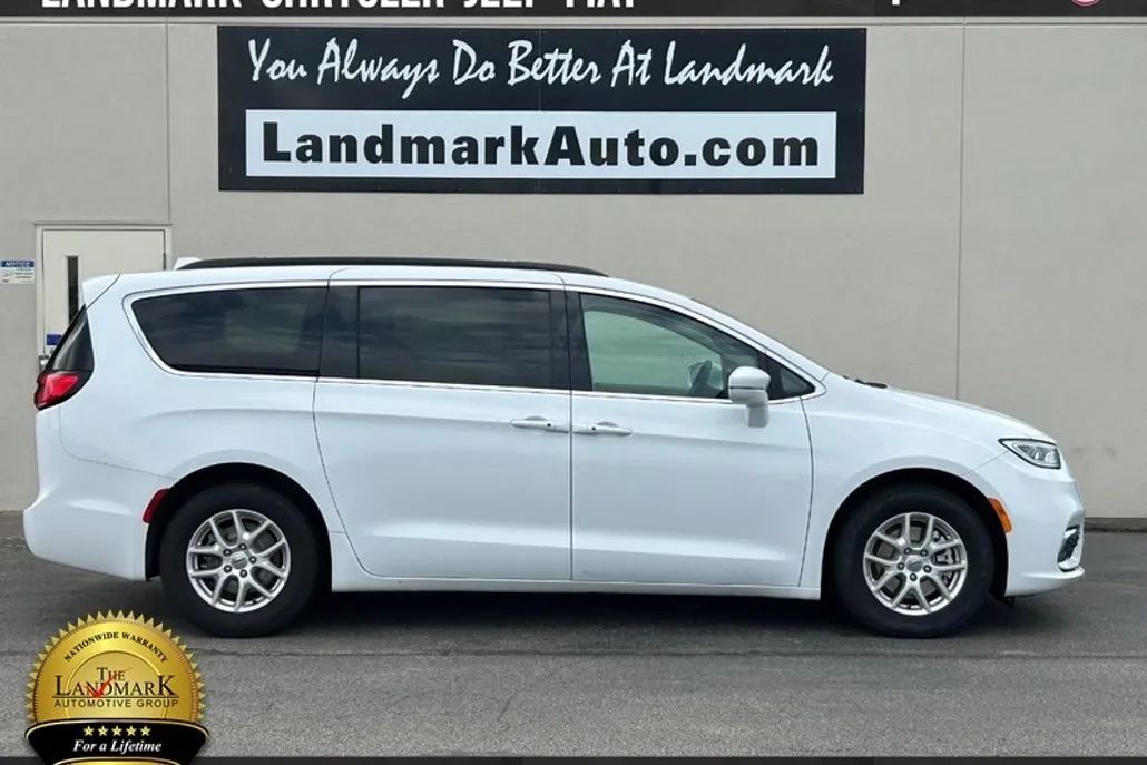 2022 Chrysler Pacifica Touring L photo 1