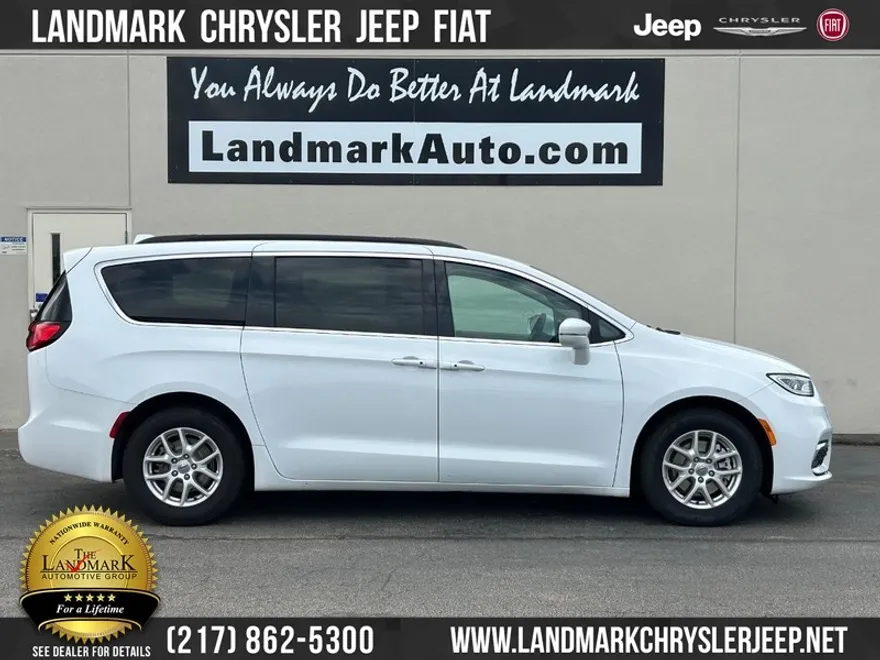 2022 Chrysler Pacifica Touring L photo 1