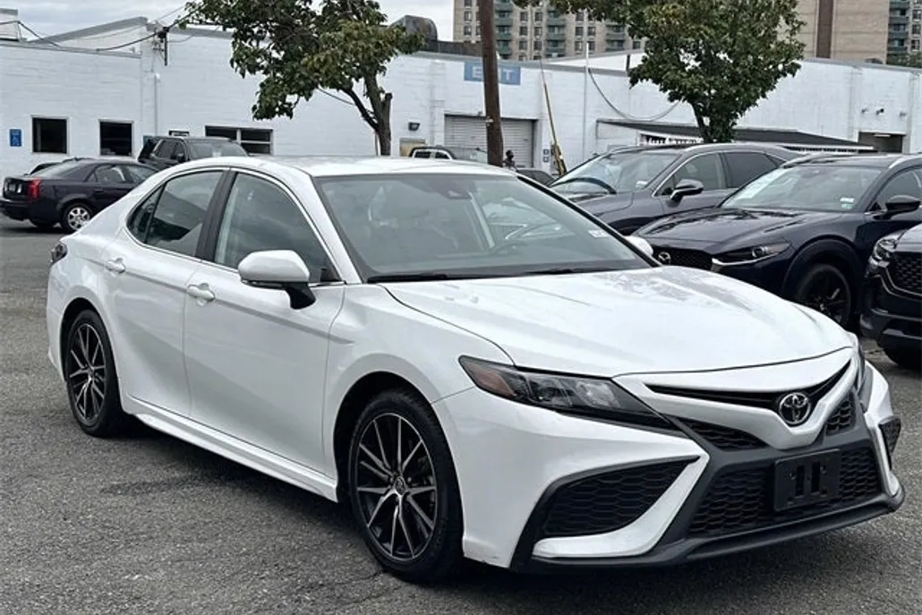 2024 Toyota Camry SE photo 1