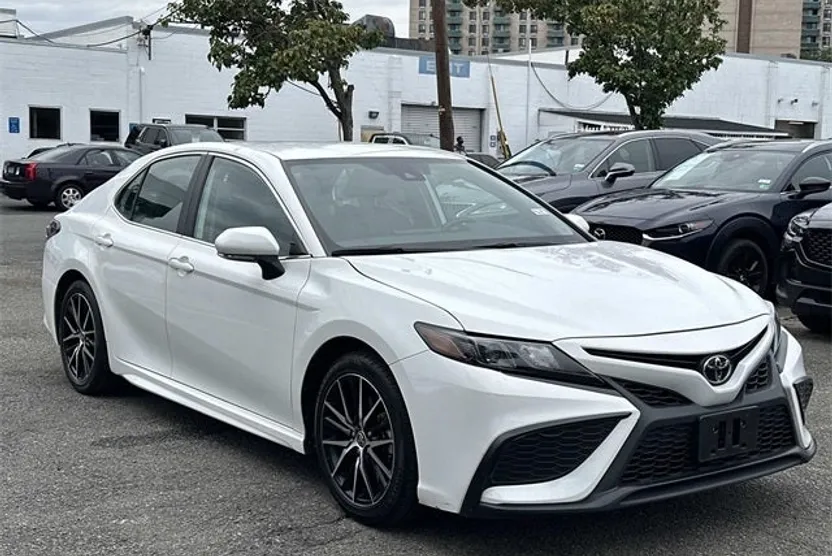 2024 Toyota Camry SE photo 1