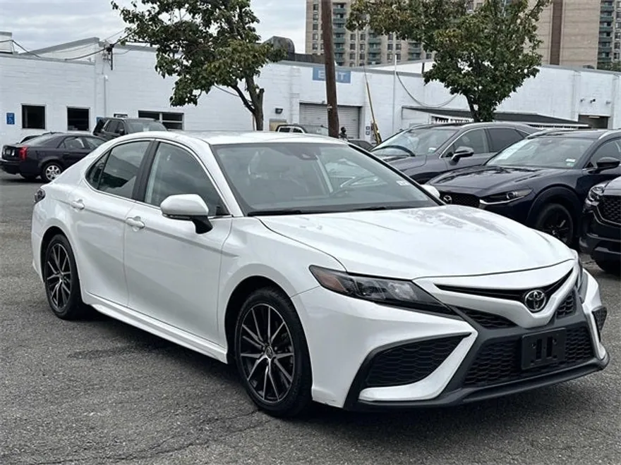 2024 Toyota Camry SE photo 1