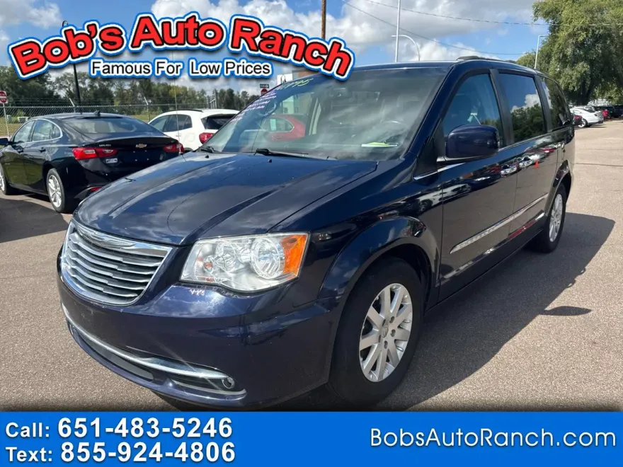 2015 Chrysler Town & Country Touring photo 1