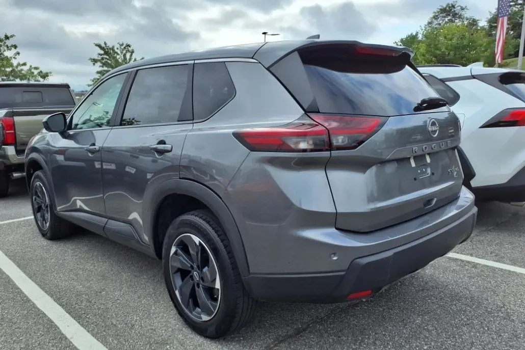 2024 Nissan Rogue SV photo 1