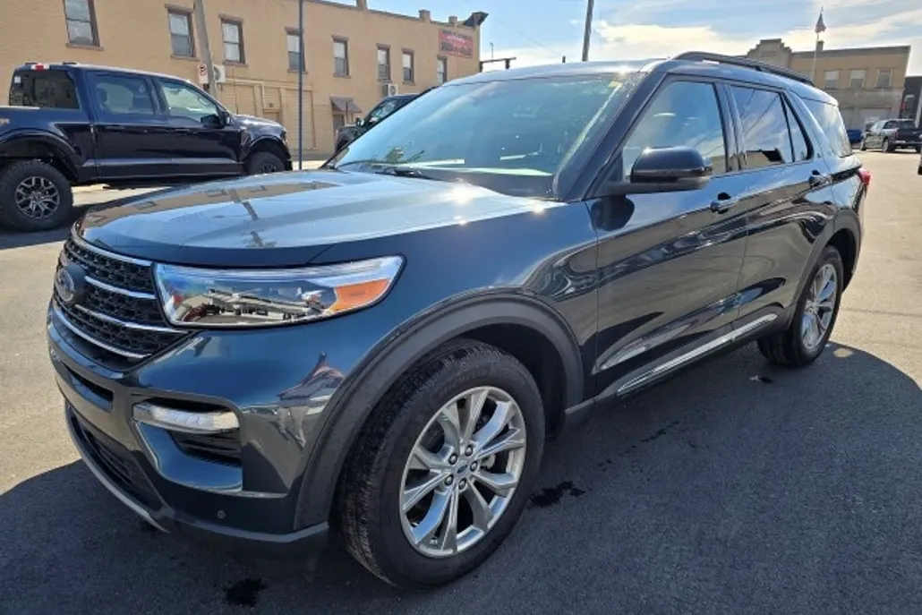 2023 Ford Explorer XLT photo 1