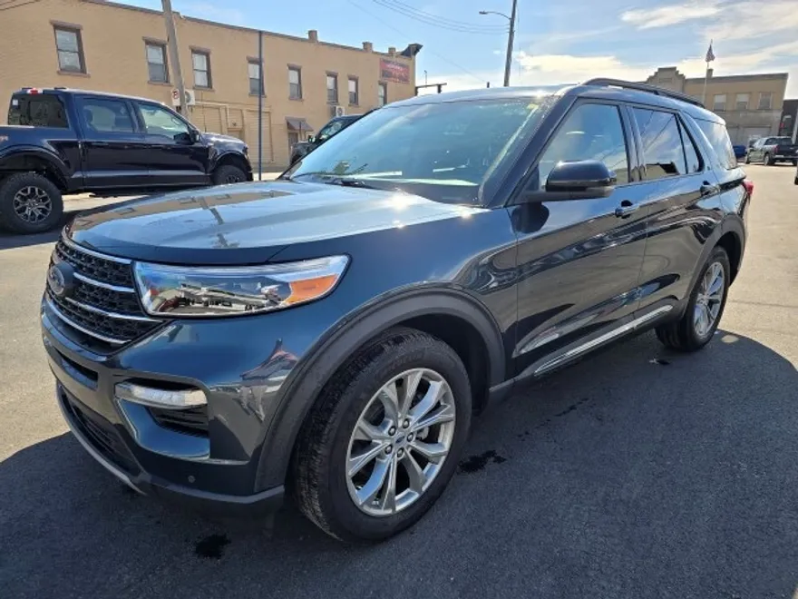 2023 Ford Explorer XLT photo 1