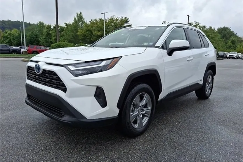 2024 Toyota RAV4 Hybrid XLE photo 1