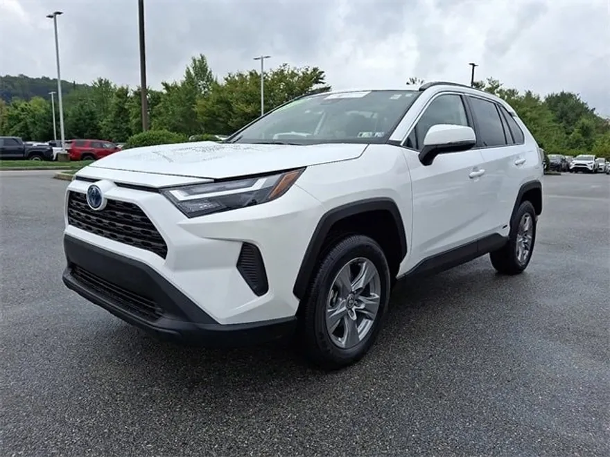 2024 Toyota RAV4 Hybrid XLE photo 1