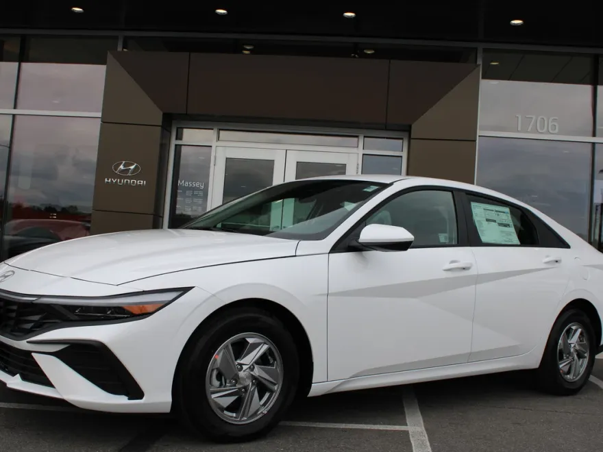 2025 Hyundai Elantra SE photo 1