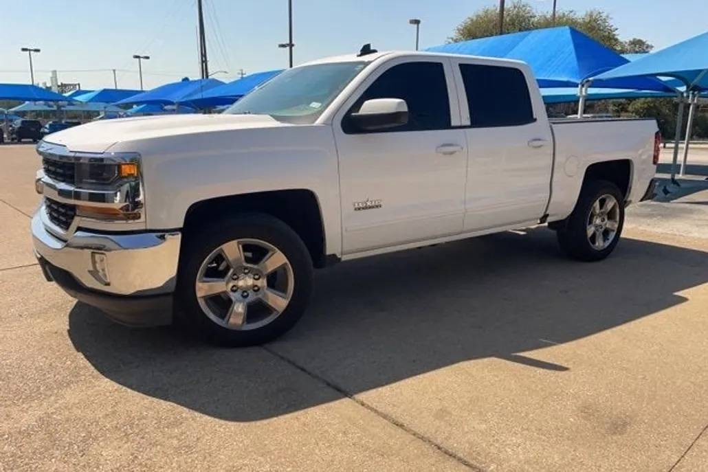 2017 Chevrolet Silverado 1500 LT photo 1